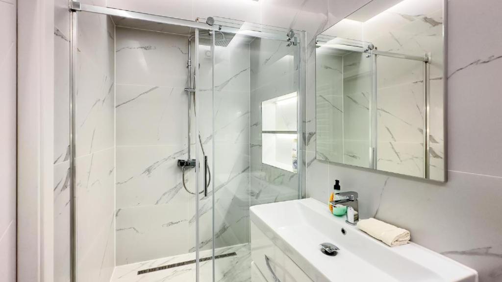 Glass New Apartments Ultracentral تشيسيناو المظهر الخارجي الصورة